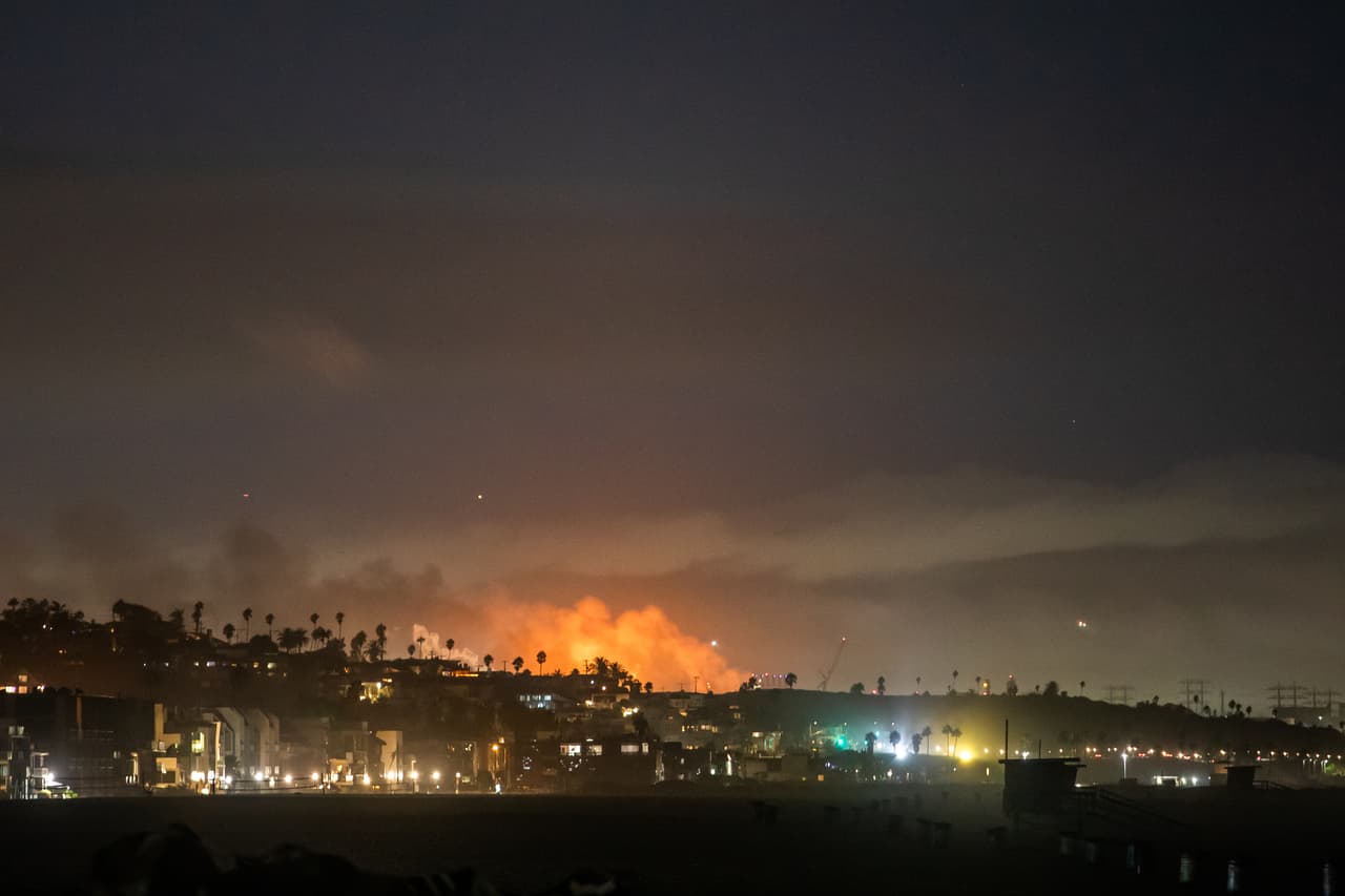 No se reportaron evacuaciones ni ningún daño ecológico inmediato.
<br>
<br>“El fuego aún está activo y los cierres viales continúan”, decía un comunicado de la ciudad.