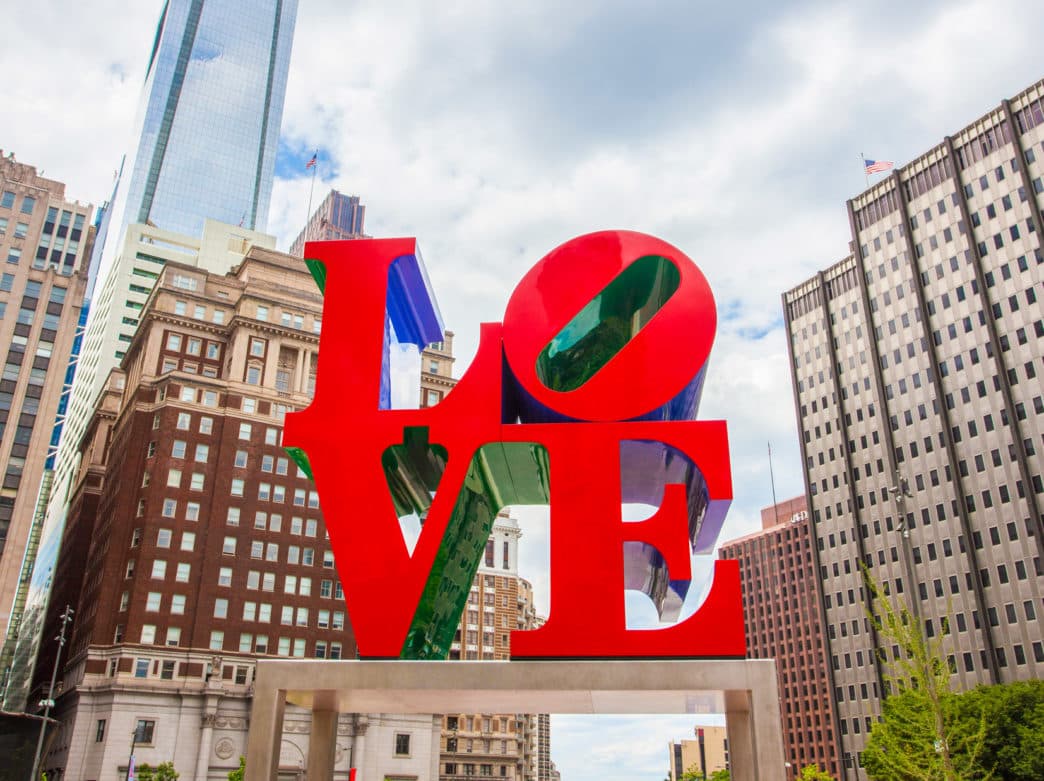 <b>Visita la famosa escultura LOVE</b>: Uno de los hitos más conocidos de la Ciudad del Amor Fraternal es el LOVE en sí: la escultura de Robert Indiana en la plaza John F. Kennedy (o LOVE Park, como muchos lo llaman). La escultura fue restaurada y repintada en 2018, y el parque fue completamente rediseñado para agregar más áreas verdes y una fuente de agua de alta tecnología. La escultura AMOR, una edición en español de la escultura LOVE, se exhibe en Sister Cities Park, a pocos pasos del LOVE Park.
