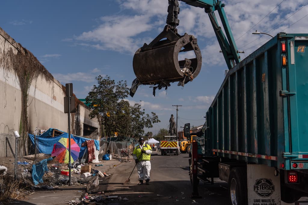 Un campamento de personas sin hogar ubicado entre las calles 88 y la avenida Grant, junto a la autopista 110 en Los Ángeles, fue desmantelado tras permanecer instalado durante años, según informaron las autoridades.