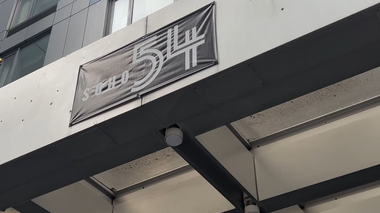 Tras ser detenido en Arizona, el sospechoso habría dicho a los oficiales que lo arrestaron que buscaran el caso de Denisse en Google.
<br>
<br>"Cuando se encontraba en custodia, el sospechoso aseguró que era buscado por un homicidio en la Ciudad de Nueva York y dijo a los agentes:
<b>deberían buscar en Google Soho 54 hotel</b>", explicó el jefe de detectives de la NYPD, Joseph Kenny.