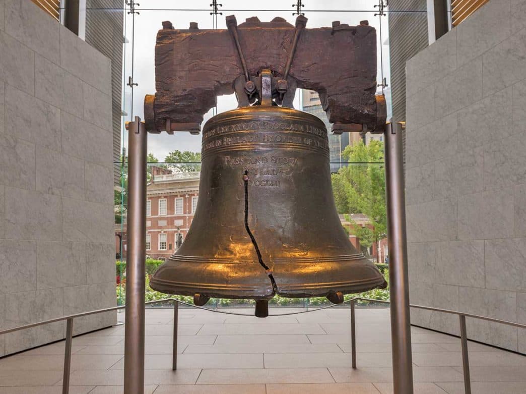 <b>Toma una foto frente a la Campana de la Libertad</b>: No emite ningún sonido, pero el mensaje de la Campana de la Libertad suena alto y claro: "Proclame la libertad en toda la tierra a todos sus habitantes". Esta inscripción en la campana agrietada pero poderosa es una de las razones por las que se convirtió en un símbolo para abolicionistas, sufragistas y otros buscadores de libertad en todo el mundo. La campana atrae a personas de todo el país para tomar una foto frente a las altísimas paredes de vidrio con vista al Independence Hall. Este ícono estadounidense es gratuito para visitar durante todo el año sin necesidad de boletos, aunque la capacidad está limitada a 60 personas a la vez desde de junio de 2021.
<a href="https://maps.google.com/?cid=14860155096792166179" target="_blank">The Liberty Bell Center, 526 Market Street</a>