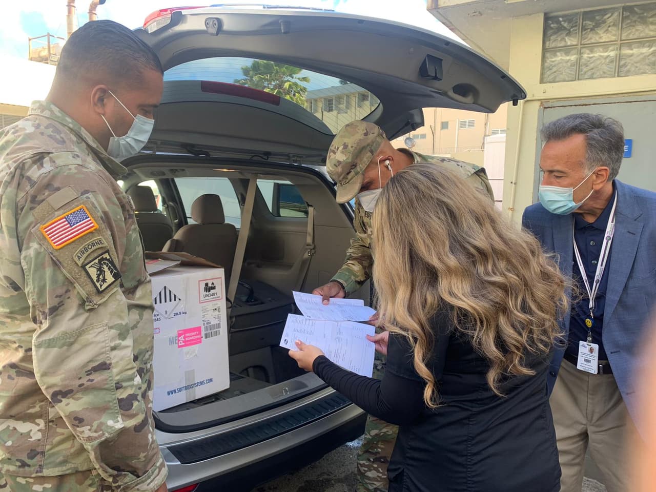 La llegada de las vacunas a Puerto Rico estuvo a cargo de FedEx y
<a href="https://www.univision.com/local/puerto-rico-wlii/retrasan-el-inicio-de-la-vacunacion-contra-el-covid-19-en-puerto-rico-video">su distribución fue realizada por la Guardia Nacional</a>.