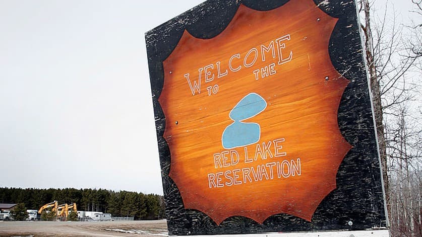 Rescatan a 122 pescadores varados en un témpano de hielo que se desprendió