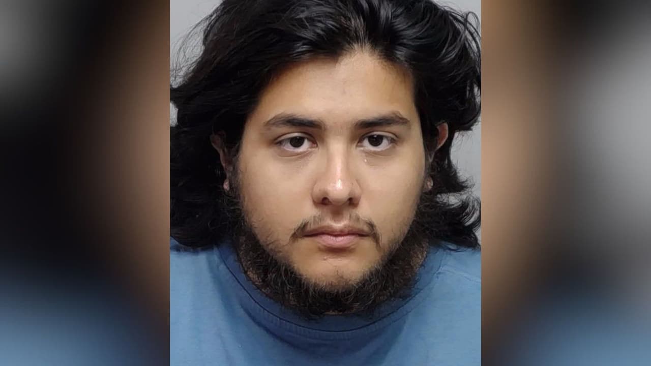 Arrestan a padre acusado de fracturar la pierna de su bebé de 2 meses en San Antonio