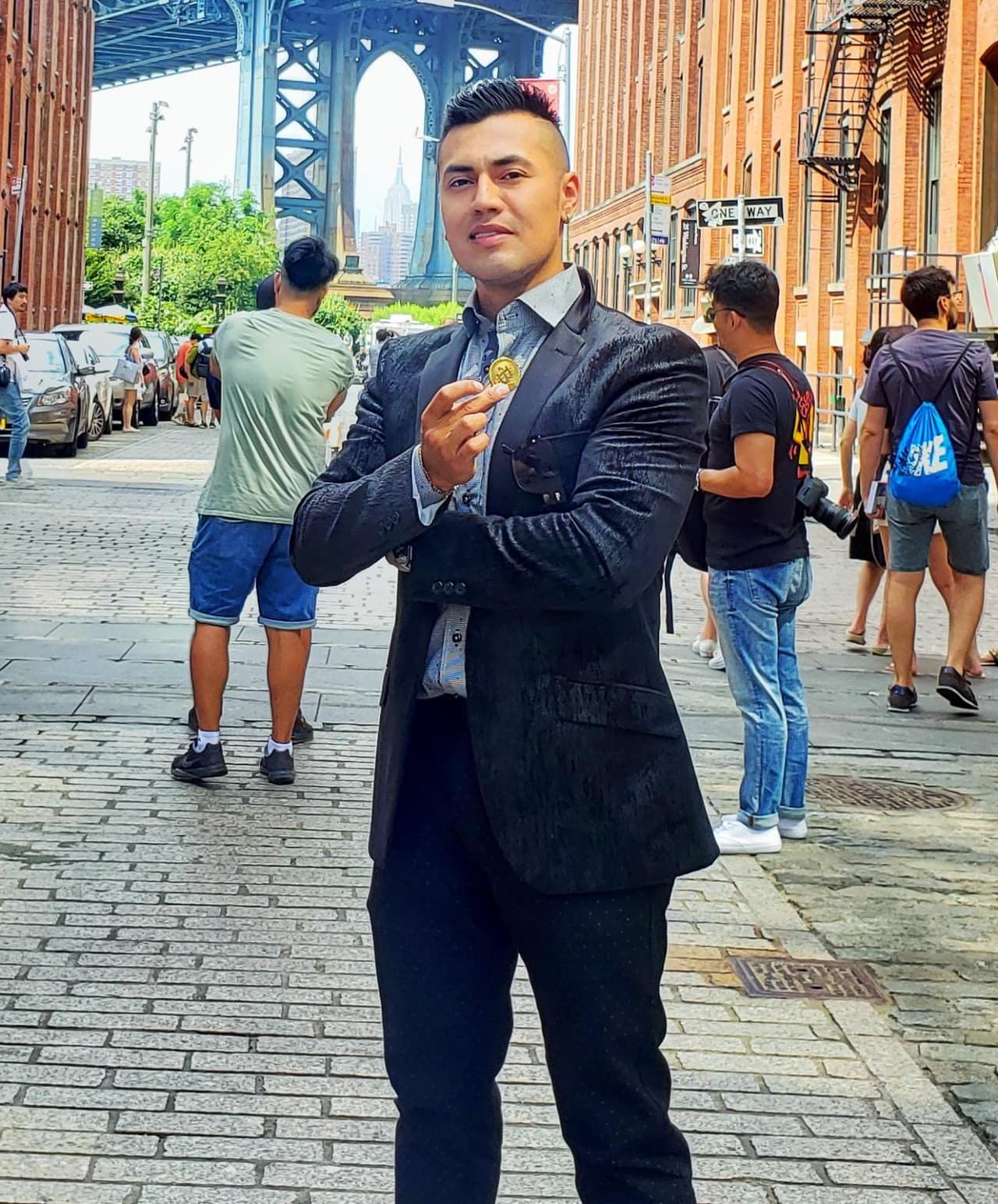 Uno de esos medios aseguró que
<b>se hizo millonario vendiendo tamales</b>. Y él, aclara: “Depende en dónde se cuenten los millones. En Colombia, donde el salario mínimo es un millón de pesos mensuales, hace mucho que soy millonario".