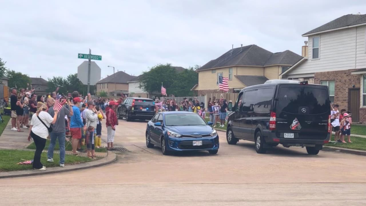 <h3 class="cms-H3-H3">Texas y el origen</h3> La escena en Texas tuvo
<b>un tono cercano. </b>
<br>Personas que lo conocen desde antes de su carrera en la NASA estuvieron presentes.
<br>
<b>Su padre, Victor Glover Sr., vive en Prosper, al norte de Texas,</b> desde ahí ha seguido su trayectoria, fuera del foco público, pero dentro del entorno que marcó su formación.