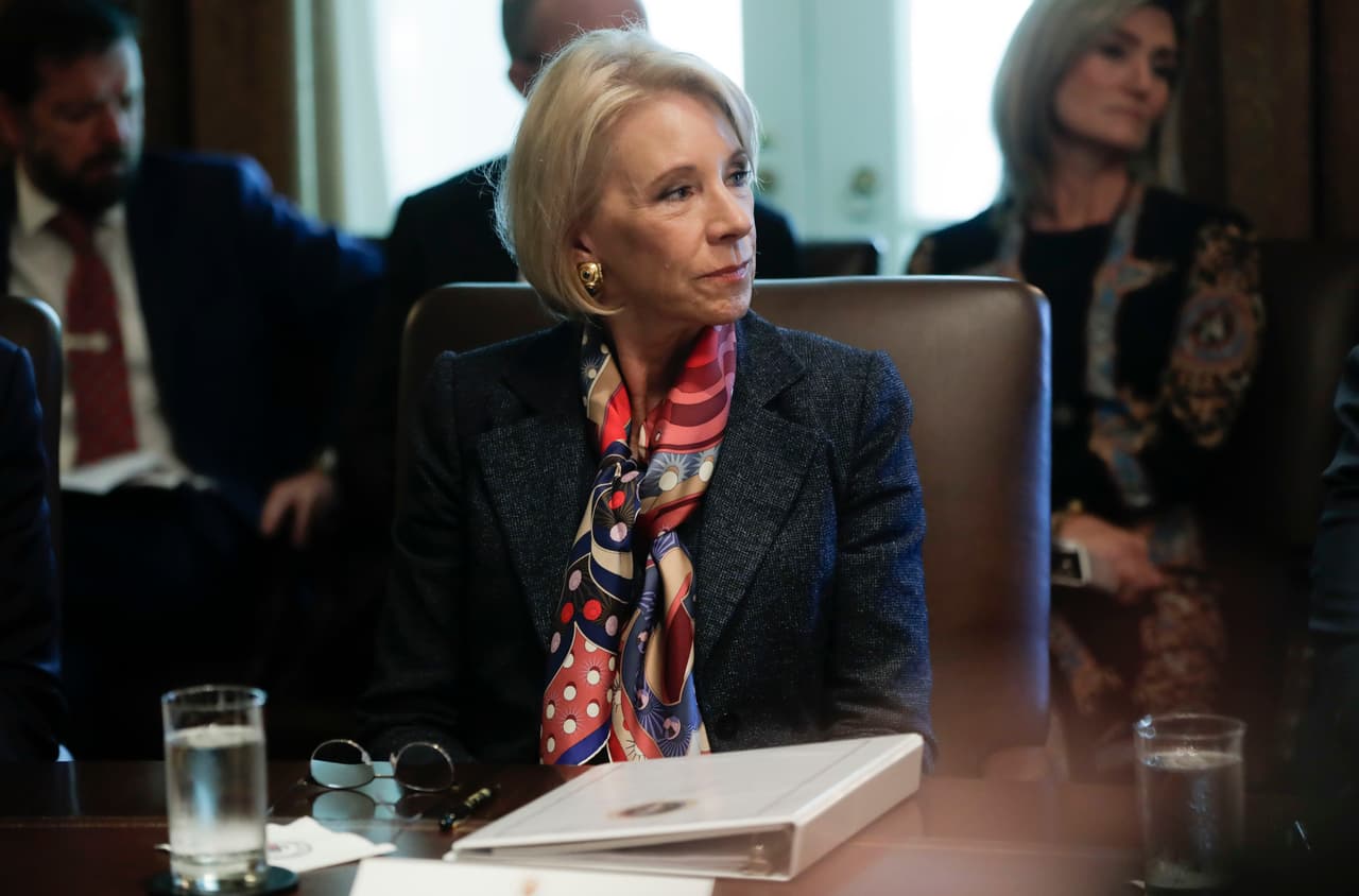Jueza federal declara en desacato a Betsy DeVos por violar una orden judicial sobre préstamos estudiantiles