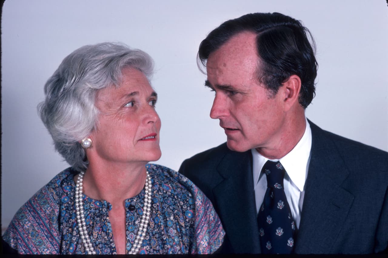 Vivieron juntos por 73 años y murieron con meses de diferencia: la historia de amor ‘eterna’ de George y Barbara Bush