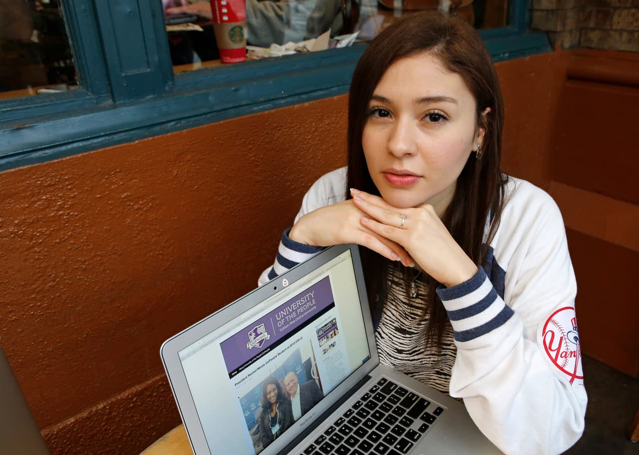 <b>Hispanic Dental Association</b>
<br>La
<a href="https://hdassoc.org/hda-foundation/scholarship-program/">Asociación Dental Hispana</a> tiene una variedad de becas que van de 1,000 a 10,000 dólares para los estudiantes interesados en estudiar Odontología.