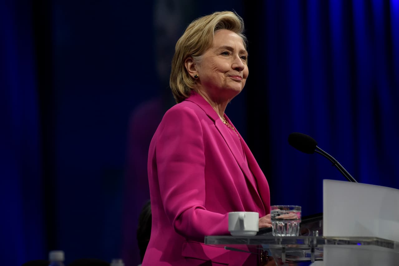 <b>Hillary Clinton, 71 años. </b>Fue la candidata presidencial del Partido Demócrata en 2016 y Secretaria de Estado de la administración Obama (2009-2013). También fue senadora por Nueva York (2001-2009), Primera Dama de EEUU (1993-2001) y Primera Dama de Arkansas (1983-1992). Casi todos los estadounidenses la conocen por algo, incluso si no formaron parte de los 65.8 millones de votos con los que ganó el Voto Popular (pero no los colegios Electorales) en las elecciones de 2016.