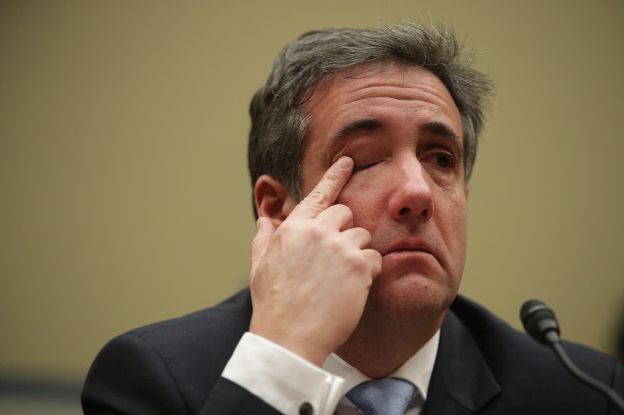 <b><a href="https://www.univision.com/temas/michael-cohen">Michael Cohen</a>. </b> A pocas semanas para ingresar a la cárcel en febrero de 2019, el exabogado personal del presidente Donald Trump habló bajo juramento ante un comité del Congreso. Allí dijo que su antiguo jefe ha mentido sobre sus finanzas y sus pagos para silenciar a una actriz porno y
<a href="https://www.univision.com/noticias/politica/cohen-acuso-a-trump-de-haber-cometido-delitos-en-la-campana-y-en-la-casa-blanca">acusó a Trump de haber cometido delitos en campaña y en la Casa Blanca</a>. Durante casi 9 horas habló de cómo su antiguo cliente le habría ordenado violar la ley para ocultar negocios o pagos para silenciar a mujeres, y señaló también a los hijos del presidente.