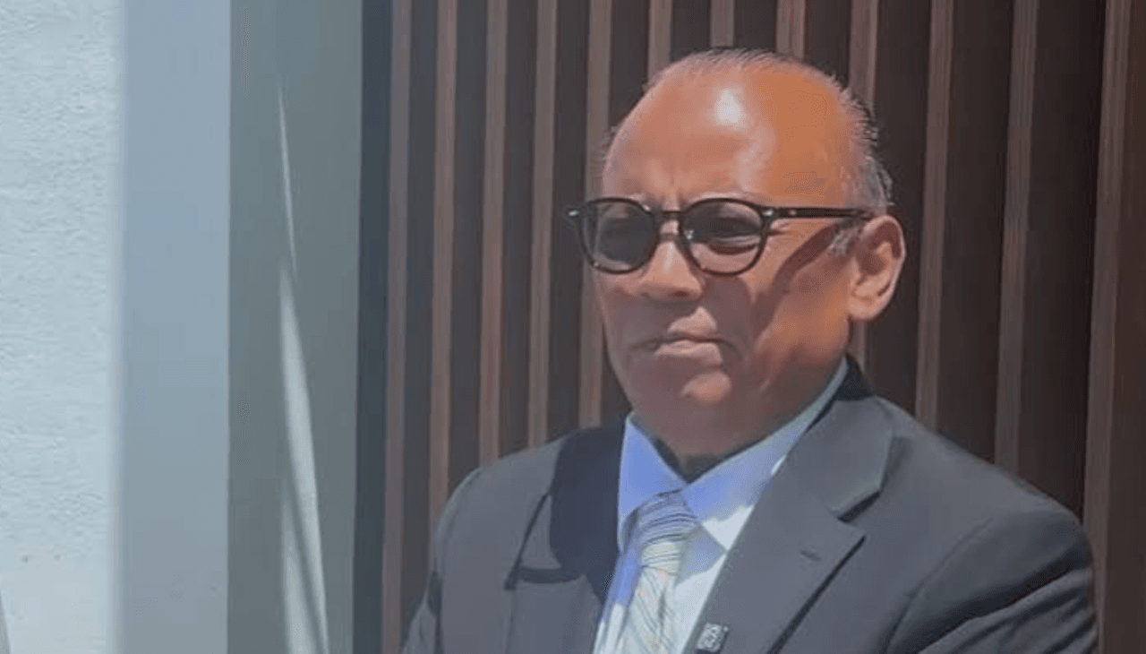 <h2 class="cms-H2-H2">Chef hispano que ayudó a inmigrantes a salir de centro de detención a punto de ser deportado</h2>
<br>Fue detenido el año pasado por ICE y tras lograr la libertad, ayudó a otros inmigrantes a salir de Adelanto pero ahora, luego de cuatro extensiones en su proceso migratorio, le negaron la residencia.
<a href="https://www.univision.com/local/los-angeles-kmex/juez-niega-cancelar-orden-de-deportacion-a-chef-mexicano-roberto-guzman-california">Comienza la cuenta regresiva para frenar su deportación.</a>