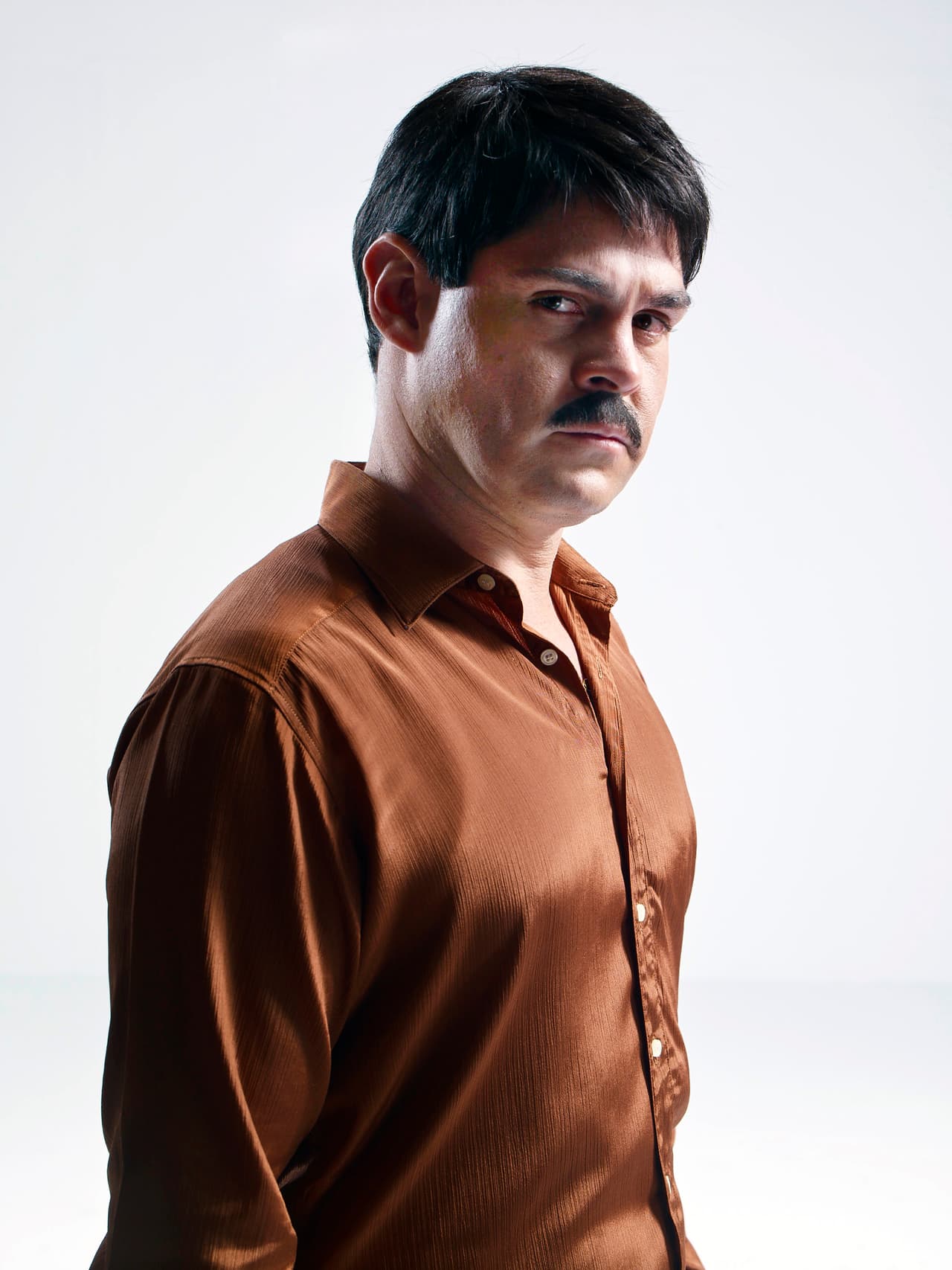 <b><a href="http://www.univision.com/temas/marco-de-la-o">Marco de la O</a></b> da vida a
<b><a href="http://www.univision.com/series/el-chapo/marco-de-la-o-es-joaquin-el-chapo-guzman-en-el-chapo">Joaquín Guzmán Loera</a></b>, el temido 'Chapo'.