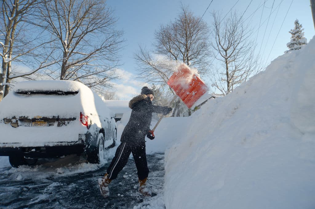 Este domingo los vientos cambiaron más hacia el oeste, por lo que las bandas de nieve con efecto lago más pesadas ahora están al sur de Buffalo, impactando áreas desde Cleveland hasta Dunkirk, Nueva York.