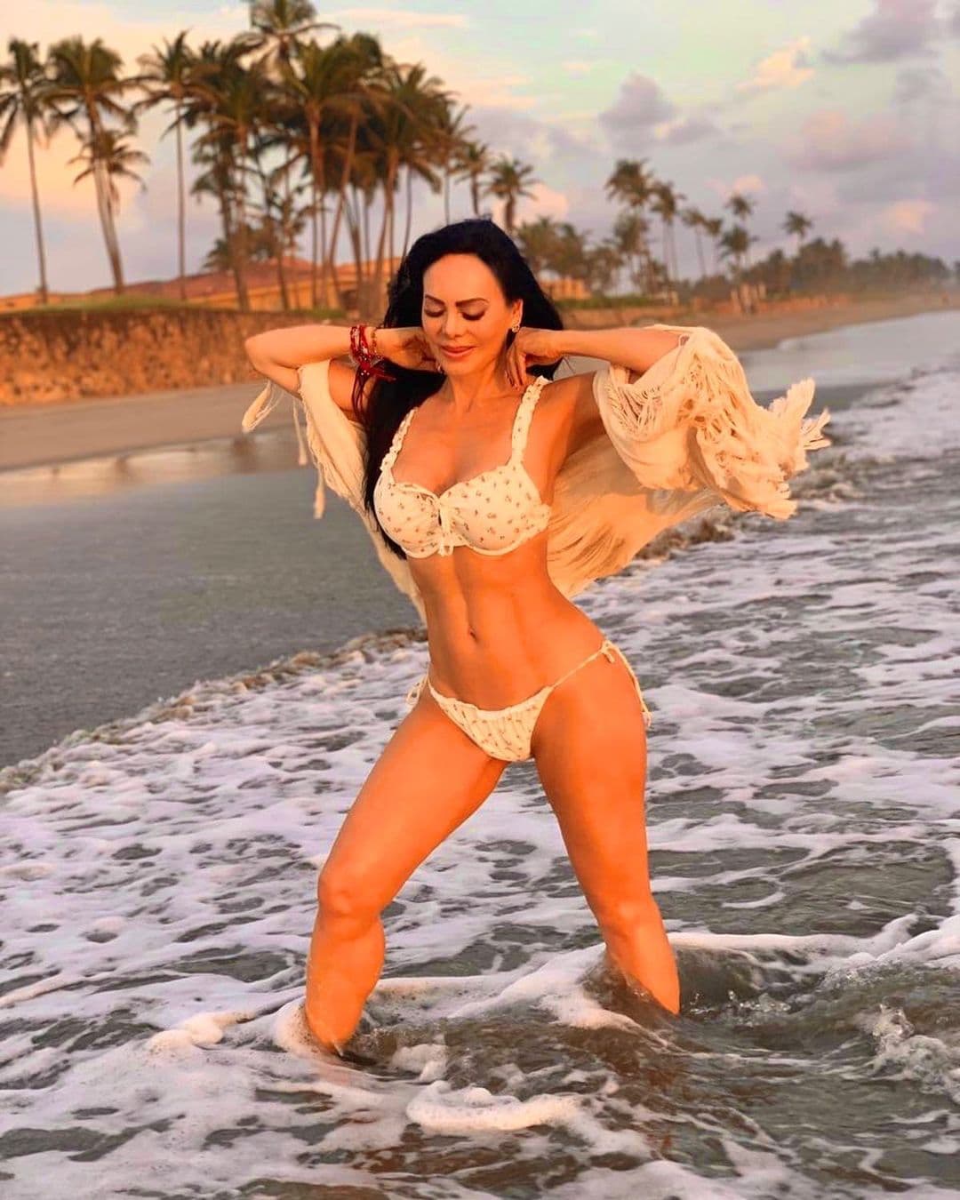 En el mar la vida es más bella, dice un popular refrán, y Maribel cada vez que puede se escapa en las playas de Acapulco o Cancún.