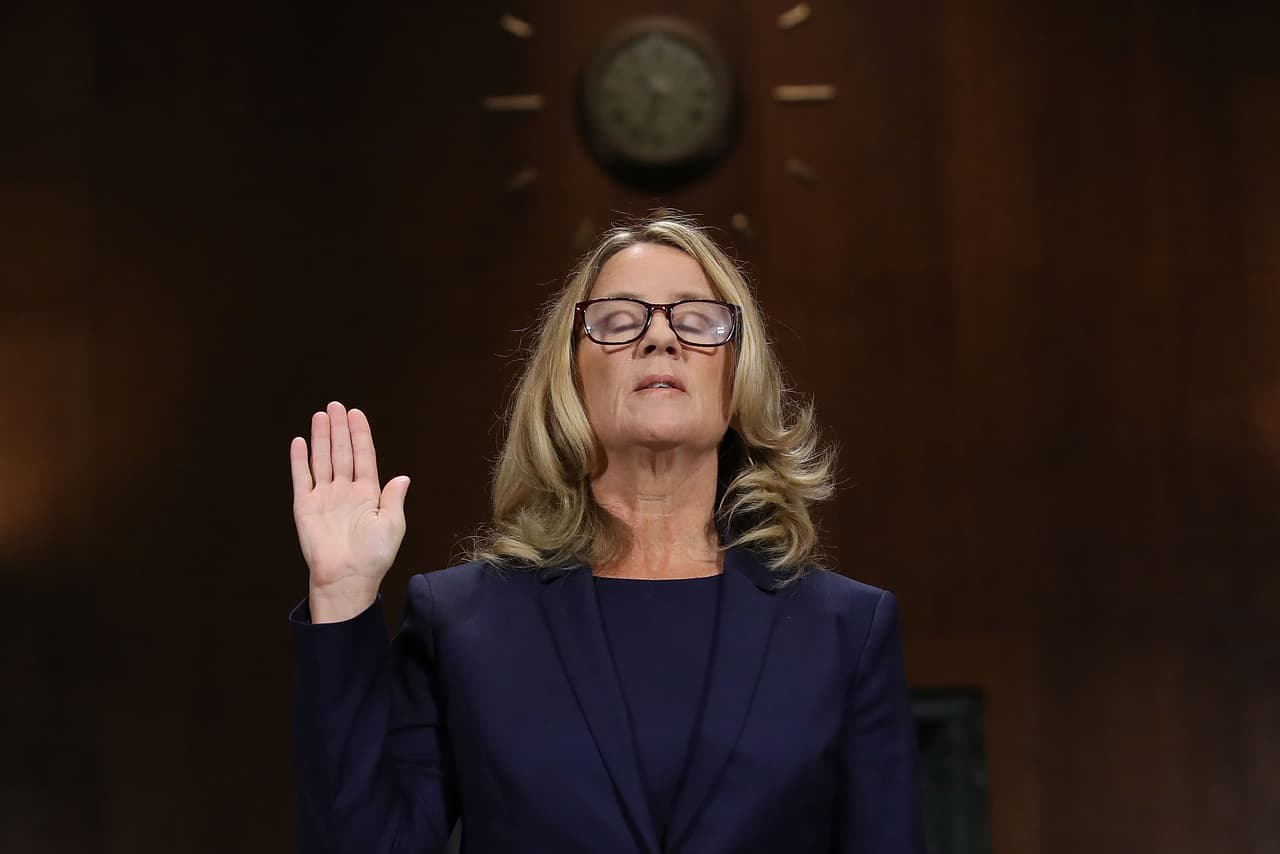 <b>Christine Blasey Ford. </b>Todo estaba listo para continuar con el proceso de confirmación de Kavanaugh cuando la senadora demócrata Dianne Feinstein hizo pública la primera acusación de conducta sexual inapropiada por parte de
<a href="https://www.univision.com/noticias/politica/christine-blasey-ford-la-doctora-que-denuncio-una-agresion-sexual-y-se-convirtio-en-su-propia-psicologa">una profesora de la Universidad de Palo Alto</a>, quien había elegido mantenerse en el anonimato. La presencia de la académica en en el proceso de confirmación fue una bomba en la polarizada opinión pública estadounidense.