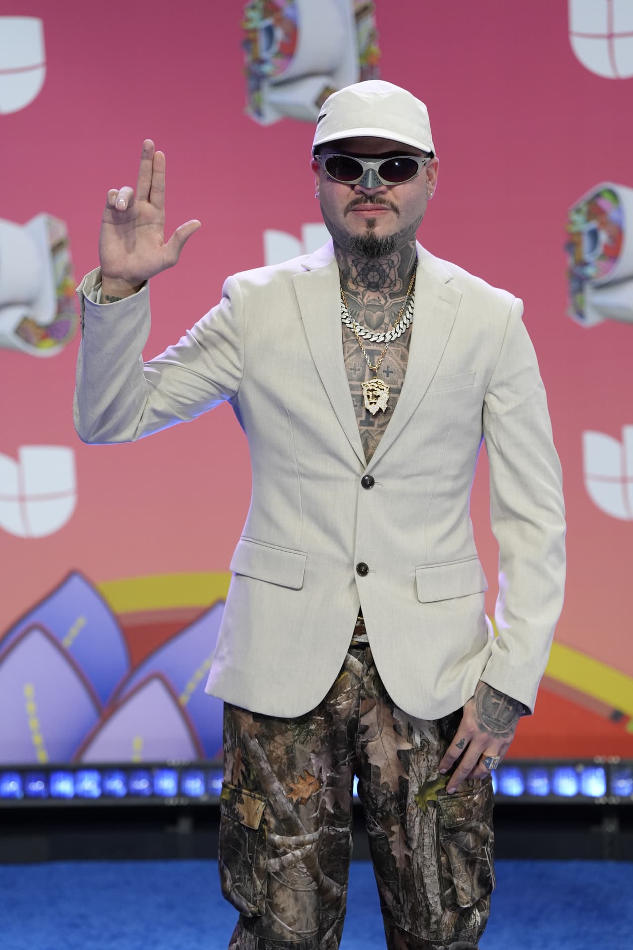 <b>Farruko</b> llegó con un coordinado color arena.