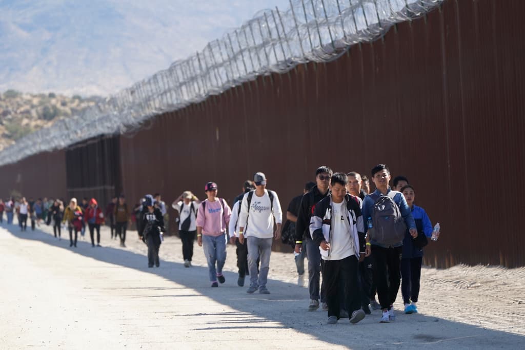 "Estatus legal para inmigrantes indocumentados, no amnistía": representantes introducirán nueva propuesta de reforma migratoria