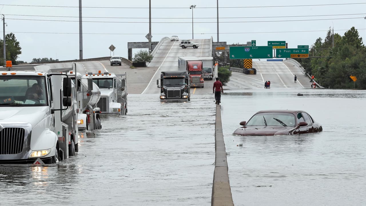 <b>2. Mantén la calma si quedas atrapado dentro de tu auto sumergido en un cuerpo de agua</b>: Si tu auto se sumerge repentinamente, mantén la calma y baja las ventanas inmediatamente antes de que los componente eléctricos del vehículo dejen de funcionar, lo cual deberá ocurrir uno o dos minutos después de haberse sumergido. La presión del agua sobre las puertas hará muy difícil poder abrirlas para escapar, por lo que las ventanas serán las únicas vía de escape.