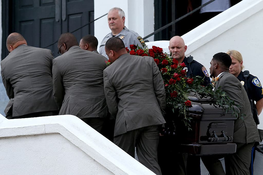 Esta masacre racista cometida dentro de una iglesia conmocionó al país y provocó un diálogo racial en la ciudad de Charleston y en el estado de Carolina del Sur, que por primera vez empezó a confrontar públicamente el tema del racismo. Familias blancas se unieron a la iglesia. La bandera confederada bajó de su asta frente al Congreso estatal. Sin embargo, las masacres racistas se han repetido y el supremacismo blanco se ha convertido en la mayor amenaza interna a la seguridad del país. Este mismo mes, un joven blanco de 18 años viajó más de 200 millas desde su casa hasta un supermercado en Buffalo, Nueva York, en donde disparó,
<a href="https://www.univision.com/noticias/sucesos/victimas-tiroteo-supermercado-buffalo">matando a 10 personas e hiriendo a otras tres</a>. La mayoría de las víctimas eran negras. El atacante estaba inspirado en la oscura teoría racista del Gran Reemplazo, que han reproducido políticos y personalidades conservadoras en espacios públicos.
<b>Lee:</b>
<a href="https://www.univision.com/noticias/tiroteos/teoria-racista-gran-reemplazo-tiroteos-buffalo-el-paso-odio"><b>'El Gran Reemplazo': la teoría racista detrás del tiroteo en Buffalo</b></a>
<b>.</b>