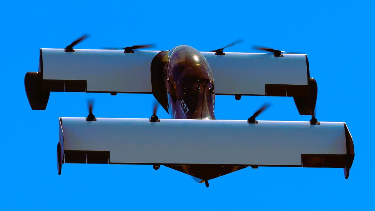 <h3 class="cms-H3-H3">Reacciones del público</h3> El mayor interés se concentró en
<b> la experiencia de ver despegar el vehículo.</b>
<br>Niños señalaron el cielo cuando el aparato se elevó, adultos grabaron el vuelo con sus teléfonos.
<br>Varias personas se alinearon para sentarse en la cabina y sostener el control principal, mientras
<b> los instructores explicaban el sistema de estabilidad y los límites del vehículo. </b>
<br>Para muchos asistentes, el BlackFly representa una posibilidad. Para otros, un avance limitado a demostraciones. Aun así,
<b> la visita generó conversación sobre el futuro del transporte personal.</b>