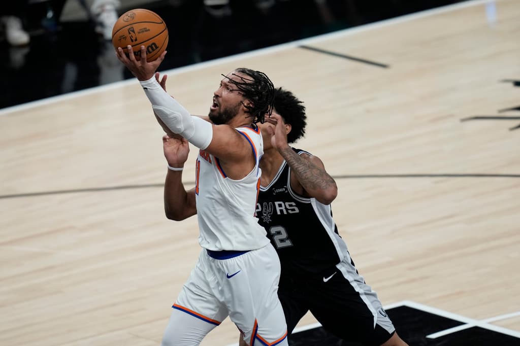 <b>Jalen Brunson</b>, capitán base de los Knicks, aportó 30 puntos durante la primera victoria frente a los Spurs en la serie final, siendo uno de los aspirantes más fuertes al título del
<b> Jugador Más Valioso</b>.