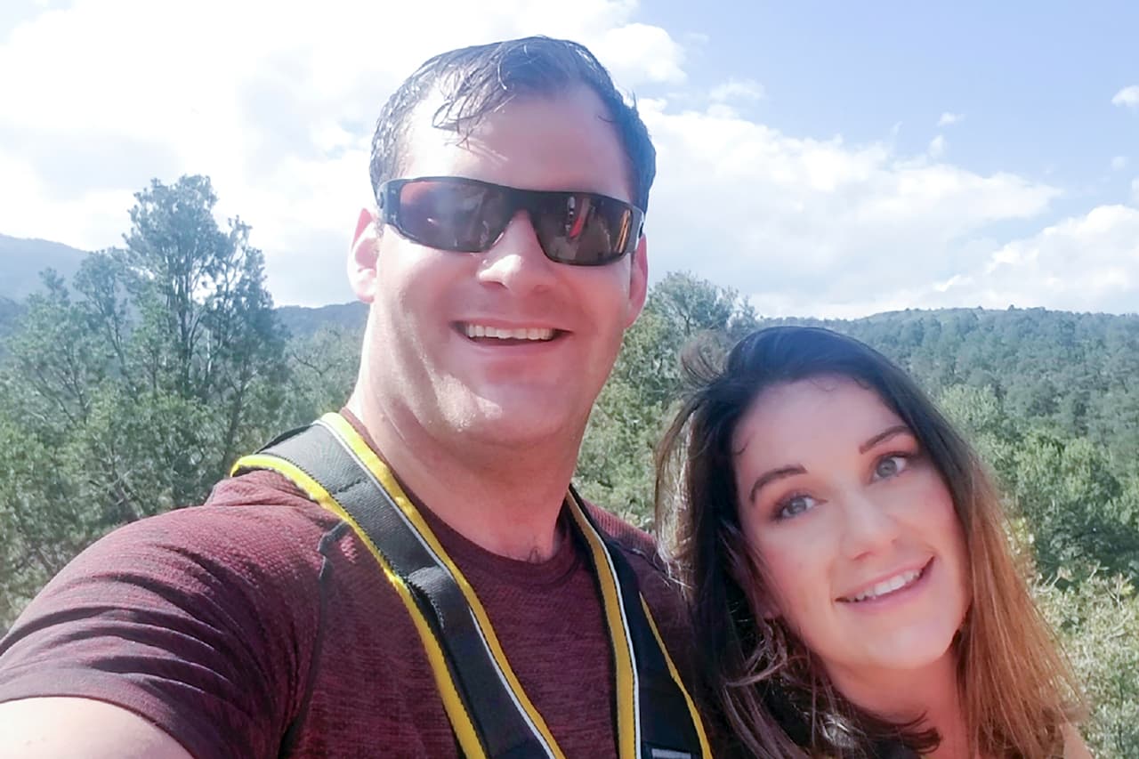 En esta foto sin fecha, proporcionada por Alicia Arritt, aparece ella con el exsoldado de las Fuerzas Especiales del Ejército, Matthew Livelsberger, que se suicidó en un Cybertruck que explotó frente al Hotel Trump en Las Vegas el día de Año Nuevo, el miércoles 1 de enero de 2025.