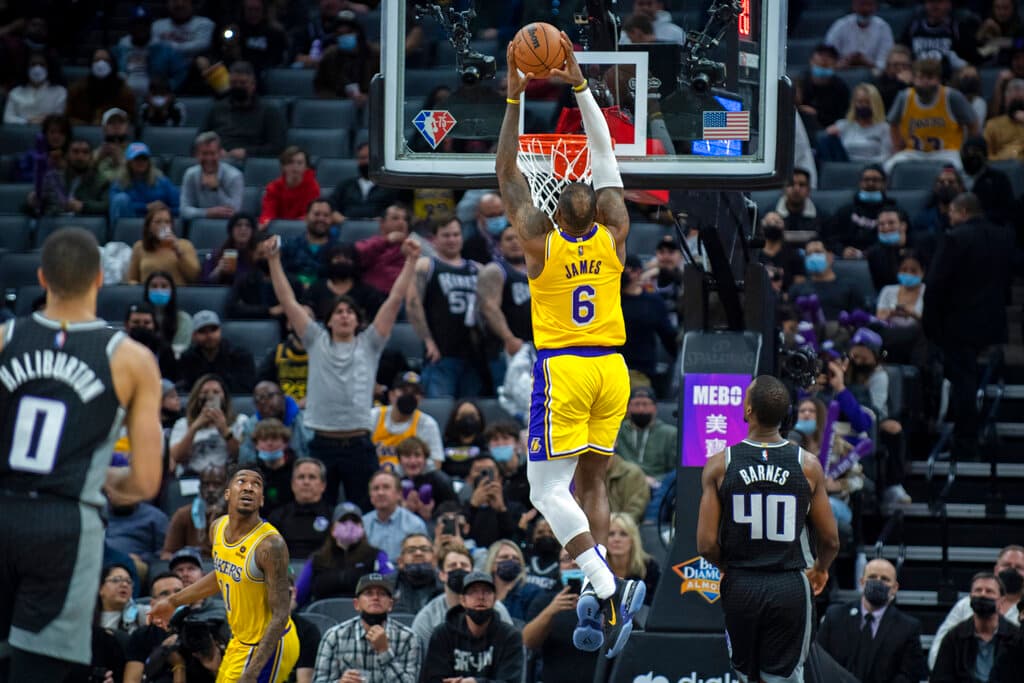 <h2 class="cms-H2-H2">10.- Tres amigos (Apuesta: $1.05 | Ganancia: $375,000) -2022, NBA</h2>
<br>Una
<a href="https://www.hardrock.bet/sportsbook/parlay/" target="_blank">apuesta combinada</a> histórica: en 2022, tres amigos de Pensilvania realizaron una apuesta combinada de First Basket de la NBA en donde apostaron $1.5 y ganaron $375,000. Abdul Murphy Jr. contó que luego de una conversación con su tío sobre las apuestas deportivas, una semana después decidió apostar. En su apuesta eligió a seis jugadores de la NBA para que anotaran la primera canasta de cada partido de esa semana. Sin embargo, no lo hizo solo, pues también invito a sus amigos a seguirlo, y así los tres ganaron una cifra de seis ceros. Tras ser afortunado dijo que pagaría sus deudas y que vería por el futuro de sus hijos. Pero, ¿quiénes fueron los jugadores que encestaron y lo hicieron ganar tantos miles de dólares? Gordon Hayward (Hornets vs. Sixers), Evan Fournier (Knicks vs. Mavericks), Bogdan Boganovich (Hawks vs. Heat), Christian Wood (Rockets vs. Spurs), Lauri Markkanen (Cavaliers vs. Jazz) y, por último, LeBron James (Lakers vs. Kings).
<br>