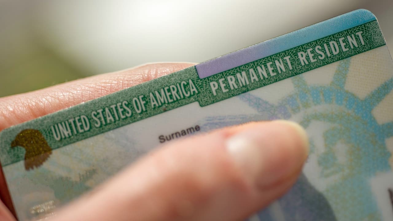 ¿Se acabó el ajuste de estatus dentro de EEUU? Un experto aclara el memorándum de USCIS