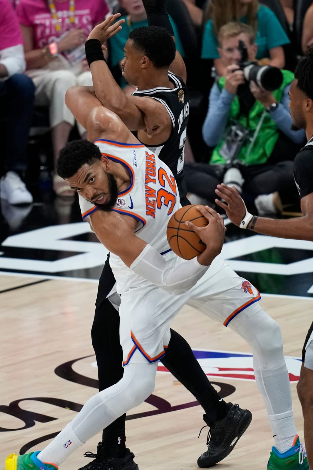 Hacía 53 años que los Knicks de Nueva York no llegaban a una serie final de la NBA. Y la última vez que
<b>disputaron un campeonato</b>, fue en el 1999, ante los Spurs, que les ganaron.
<br>
<br>
<b>Karl Anthony Towns</b> comentó el miércoles 3 de junio, aunque estaban en el
<b>Frost Bank Center, en San Antonio</b>. "No sé qué fue, pero
<b>sentí una calma y una paz que, no sé, </b>tenía que venir de la mujer de allá arriba", expresó, refiriéndose a
<b>su mamá, <a href="https://www.univision.com/shows/noticiero-univision/nueva-york-ante-una-quinta-ola-de-contagios-por-covid-19-ya-registra-mas-de-4-000-casos-por-dia-video" target="_blank">fallecida por covid</a> el 13 de abril de 2020</b>.