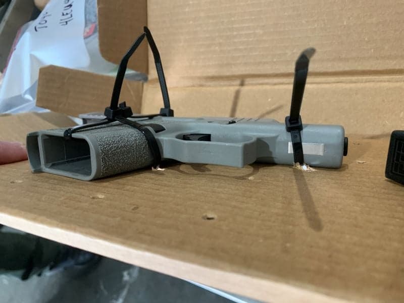 Los cargos incluyen múltiples infracciones relacionadas con la
<b>pesca, posesión y venta ilegal de esturión</b>, así como la
<b>posesión ilegal</b> de venados, abulón,
<b>cinco armas, un arma fantasma</b>, un rifle AR-15, narcóticos para la venta,
<b> $57,000 en efectivo falso</b>, y decenas de infracciones por
<b>tirar basura</b> al río Sacramento.