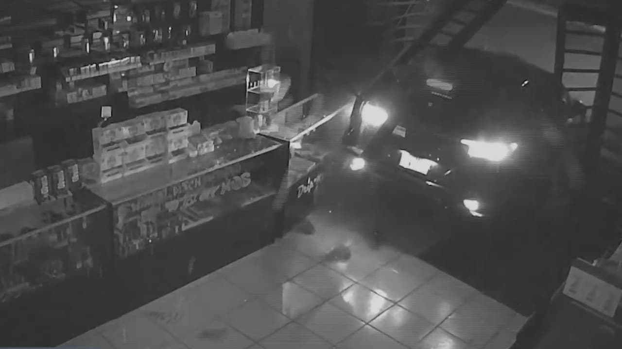 La investigación comenzó a principios del mes de octubre cuando detectives respondieron a dos reportes robo en Cedar Park en los que los sospechosos usaban carros robados para impactarlos en tiendas y locales para luego robar mercancía en ellos.