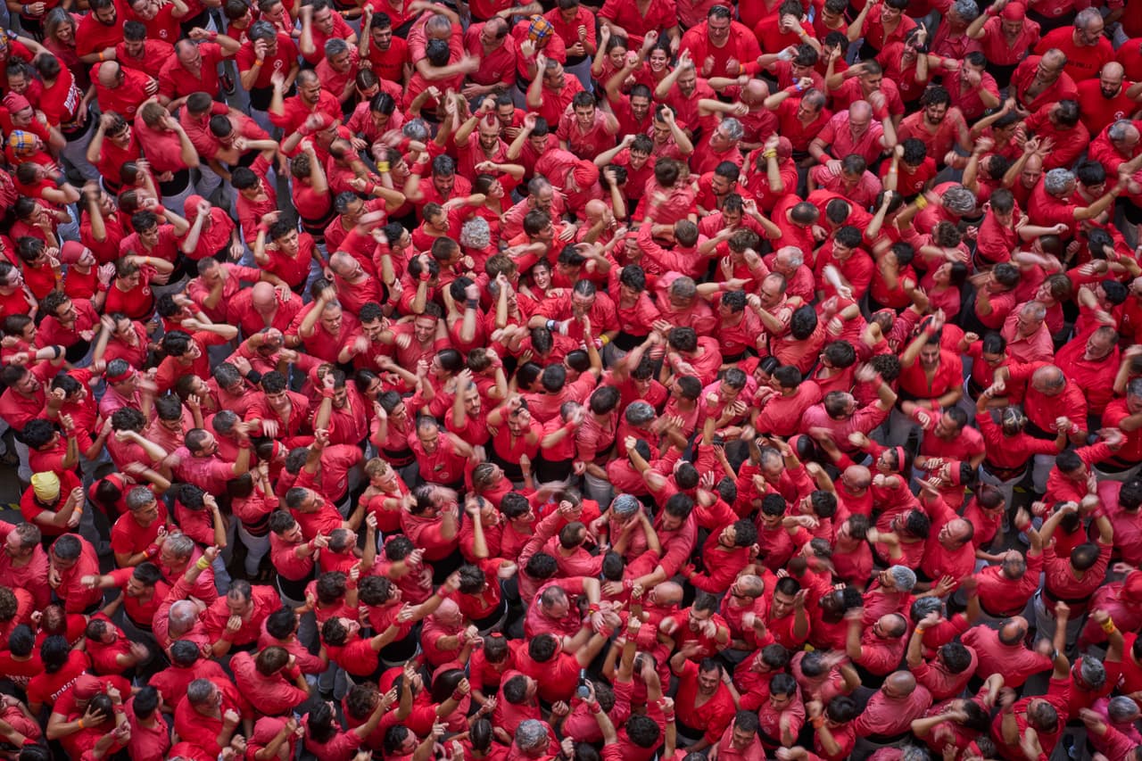 Una masa humana roja.