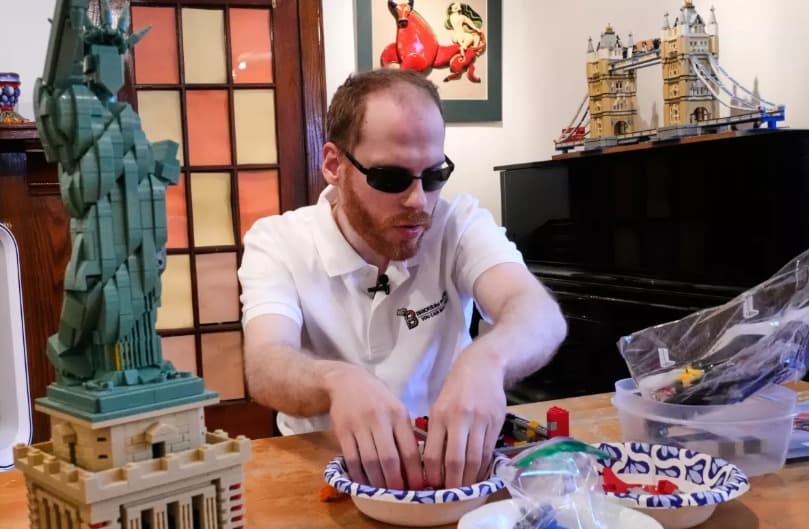 Un hombre ciego crea instructivos en braille para que invidentes puedan armar legos de más de 3000 piezas