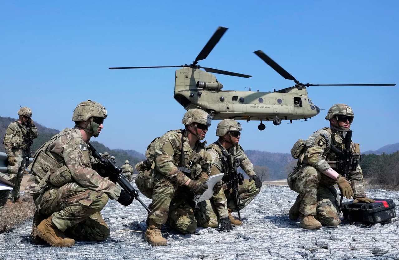 Un panel de un tribunal de apelaciones dictaminó que la política del Pentágono prohibía ilegalmente el servicio militar a las personas transgénero