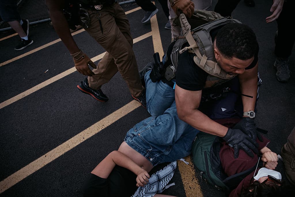 “Ni preguntan, te ven cara de latino y te detienen”: esta latina estadounidense describe el temor que generan los operativos de ICE
