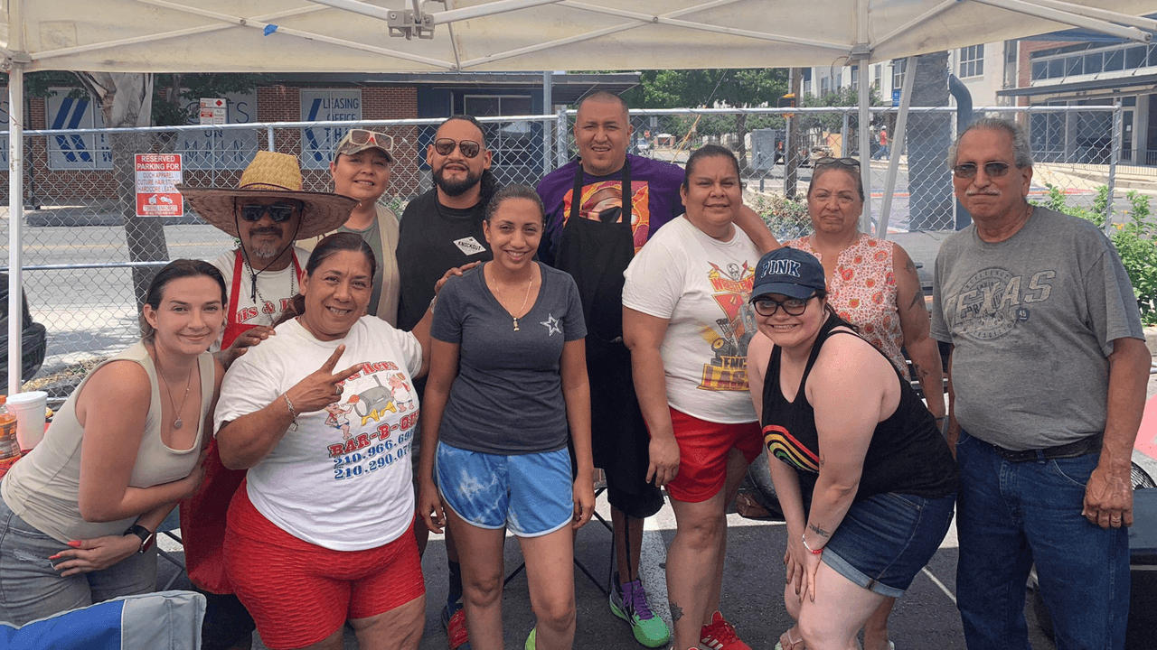 Familiares y amigos de Reymundo Solís
<b>organizaron una barbacoa para reunir fondos</b> que les permita cubrir los gastos funerarios. Ray Rey, como le decían por cariño,
<a href="https://www.univision.com/local/san-antonio-kwex/atropellado-conductor-huye-san-antonio-texas" target="_blank">murió el sábado primero de julio, luego de que un auto lo atropelló.</a>