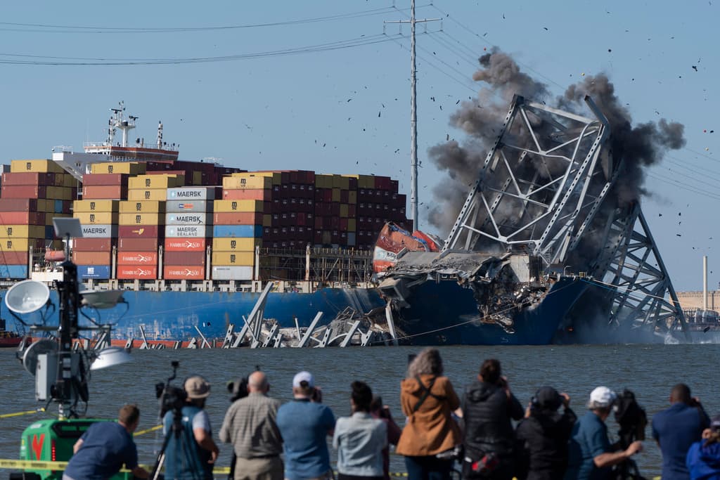 Por qué la tripulación del buque que chocó contra el puente de Baltimore sigue en el barco
