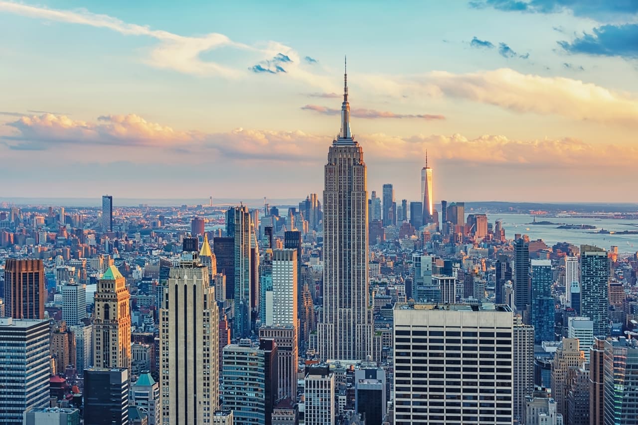 <h3 class="cms-H3-H3">19. Nueva York</h3>
<br>
<br>El aumento en el estado de Nueva York será de un $13.20 a $14.20 por hora, exceptuando la ciudad de Nueva York y los condados de Nassau, Suffolk y Westchester, donde el aumento será de $15.
<br>