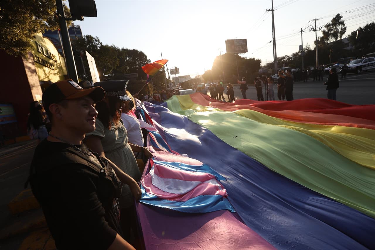 "Es como la imagen completa de las empresas en México
<b>que nada más utilizan la visibilidad en julio"</b>, expresó el activista, quien pidió que la gente no acuda a este y otros lugares donde no se respeta la diversidad. "No vamos a parar", advirtió.