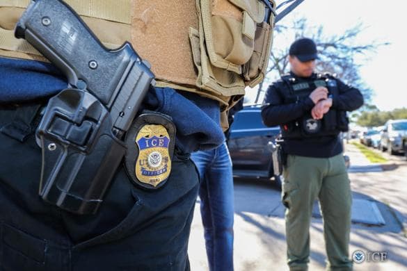ICE está arrestando a inmigrantes que entraron legalmente con visa y luego pidieron asilo. Te explicamos