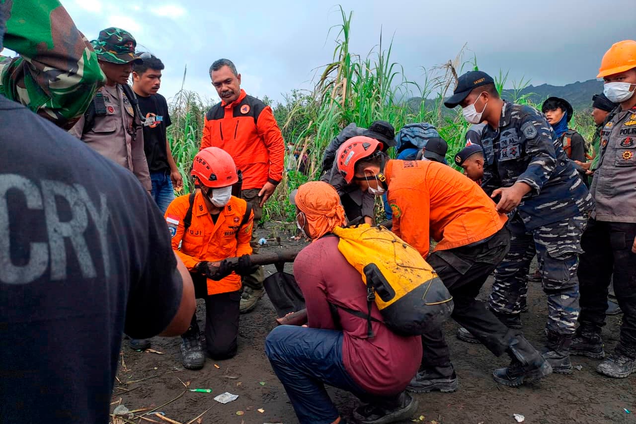 Hallan cuerpos de montañeros fallecidos tras erupción volcánica en Indonesia