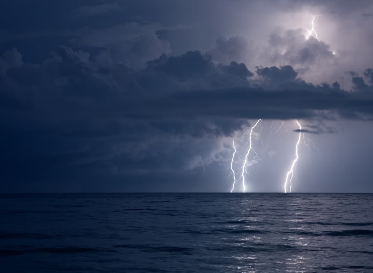 Un hombre muere alcanzado por un rayo mientras su novia lo grababa nadando en el mar
