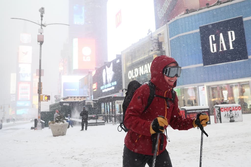 Hubo quien sacó su set para esquiar en pleno Times Square, como si en vez de Manhattan se tratara de los Alpes suizos.