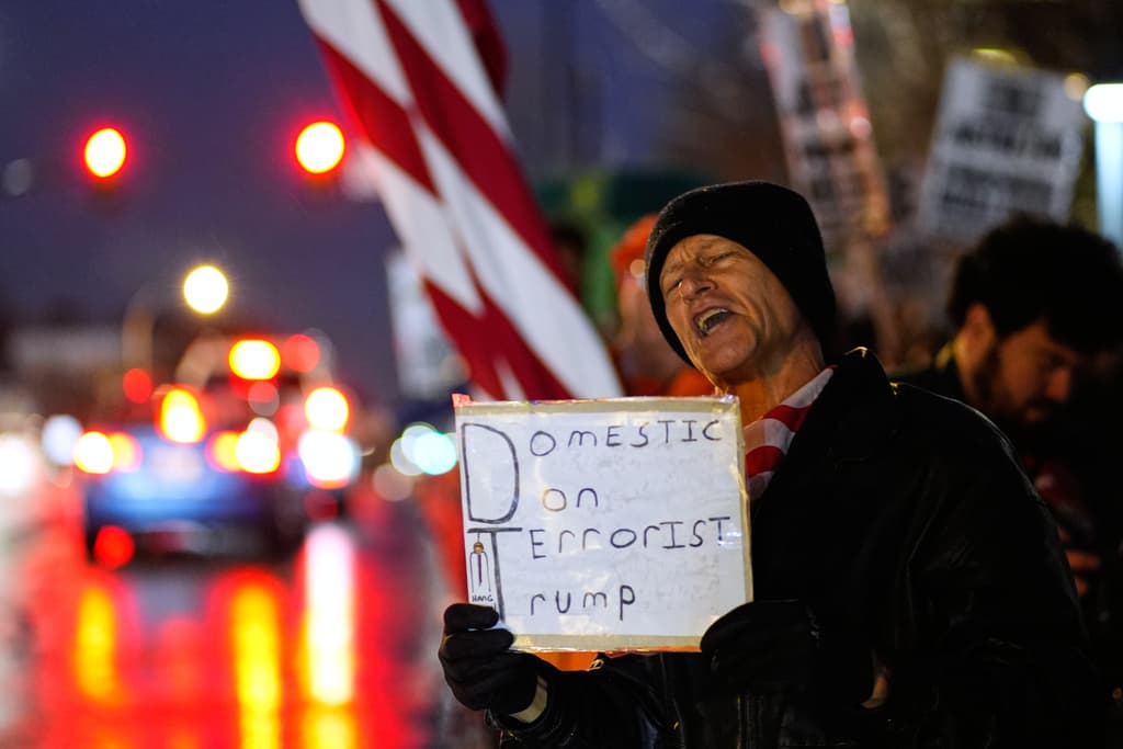 En pancartas y discursos, manifestantes en Kansas señalaron que el despliegue de agentes federales armados genera incertidumbre legal y social. Exigieron transparencia, rendición de cuentas y garantías para evitar que operativos migratorios terminen en tragedias similares.