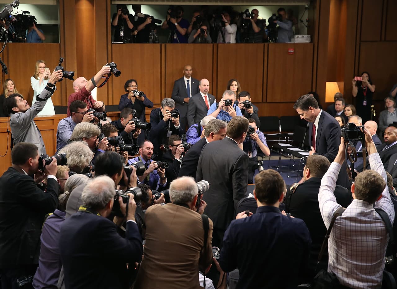 Según Comey su despido del FBI se hizo para cambiar la marcha de la investigación sobre los lazos entre Moscú y el entorno del presidente. Se negó a calificar directamente los actos de Trump como una "obstrucción a la justicia", pero dijo que fue"perturbadora" la petición del presidente de que
<a href="https://www.univision.com/noticias/politica/james-comey-el-despedido-jefe-del-fbi-asegura-que-trump-exige-lealtad-como-un-jefe-de-la-mafia">dejara de investigar a Michael Flynn</a>, su ex asesor de Seguridad Nacional. Dijo que tuvo que tomar notas de los encuentros con Trump para dejar constancia de lo que considera una interferencia en su trabajo y que la Casa Blanca miente para intentr difamarlo.