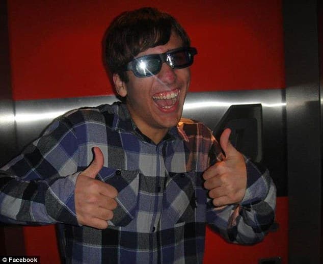 Durante el funeral de Brad y Andra Sachs en febrero de 2014, nadie parecía más triste y angustiado que su hijo de 19 años, Ashton: "Se derrumbó sobre mí, llorando", dijo
<a href="https://people.com/crime/ashton-sachs-pleads-guilty-to-murdering-parents-in-california-mansion/" target="_blank">a PEOPLE la amiga de la infancia de Andra</a>, Ruth Briscoe.
<br>
<br>Sin embargo, menos de un mes después, Ashton confesó a la policía que le disparó a sus padres con un rifle semiautomático mientras dormían en la mansión familiar de $ 2.4 millones en San Juan Capistrano, California.
<br>
<br>También le disparó a su hermano Landon, de 8 años, que quedó paralizado por el alboroto.Cuando la policía le preguntó por qué lo hizo, Sachs respondió simplemente: "No tengo una razón para ello. Solo muchos problemas". Sachs se declaró culpable en septiembre de 2016.