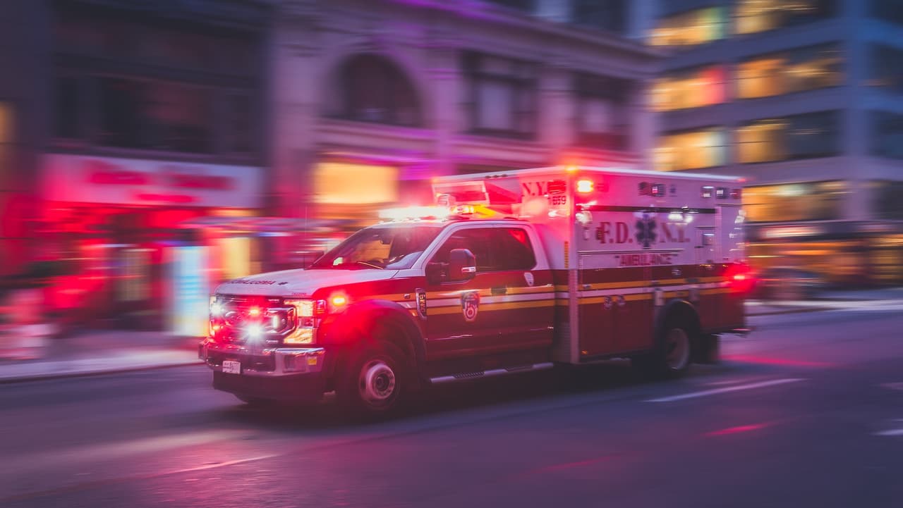 Fuerte incendio en Williamsburg deja cinco heridos, entre ellos tres bomberos