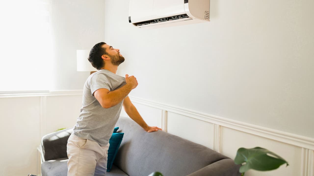 <h3 class="cms-H3-H3">¿Qué pasa si apagas el aire todo el día? </h3>
<br>Aunque apagar el aire acondicionado parezca una buena forma de ahorrar, encenderlo de nuevo en la tarde, cuando la casa ya está a más de 90 °F, puede ser contraproducente.
<b>El sistema tiene que trabajar mucho más para enfriar paredes, muebles, techos y el aire caliente acumulado durante horas.</b> “Ese sobreesfuerzo
<b> puede hacer que gastes incluso más energía que si lo hubieras dejado prendido con el termostato alto</b>,” advierte
<a href="https://www.energy.gov/" target="_blank">el Departamento de Energía de Estados Unidos.</a>
<br>En otras palabras:
<b>lo barato puede salir caro, especialmente si vives en una casa con poco aislamiento o muchas ventanas que reciben sol directo.</b>