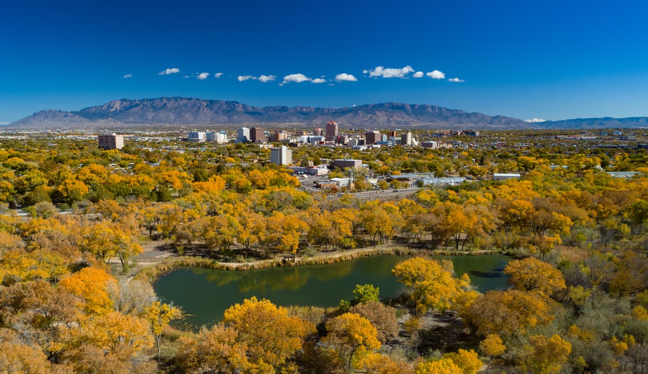 <h3 class="cms-H3-H3">18. Nuevo México</h3>
<br>
<br>El incremento del salario mínimo por hora en Nuevo México en 2023 será de $13 a $14.15.
<br>